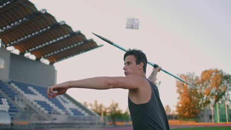 Speerwerfer-Vor-Einem-Wurf.-Konzentration-Und-Ausatmen.-Aufregung-Und-Angst-Vor-Dem-Wurf.-Selbstbewusster-Blick-Und-Lauf-Im-Stadion-Eines-Athleten,-Der-Den-Speerwurf-Ausführt